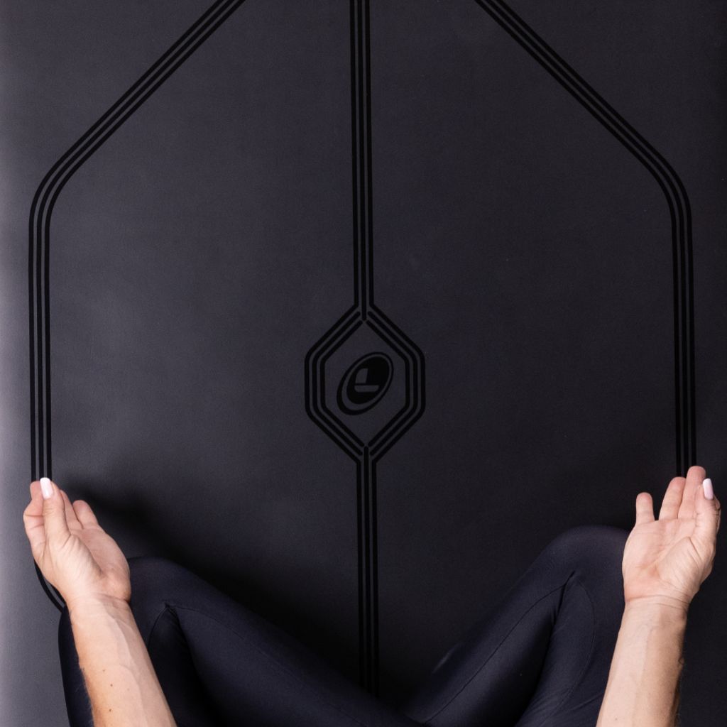Liforme In Line Yoga Mat - Black on Black - Image 5