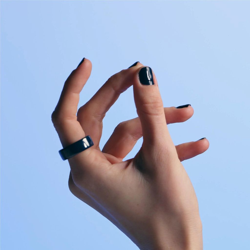 Oura Ring 4 Ceramic - Midnight - Image 5