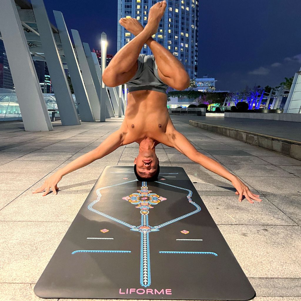 Liforme Mindful Garden Travel Yoga Mat - Grey - Image 3
