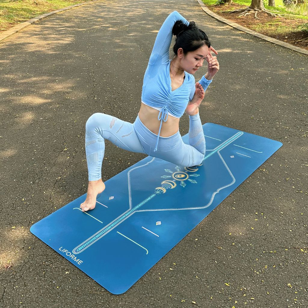 Liforme Cosmic Moon Yoga Mat - Blue - Image 5
